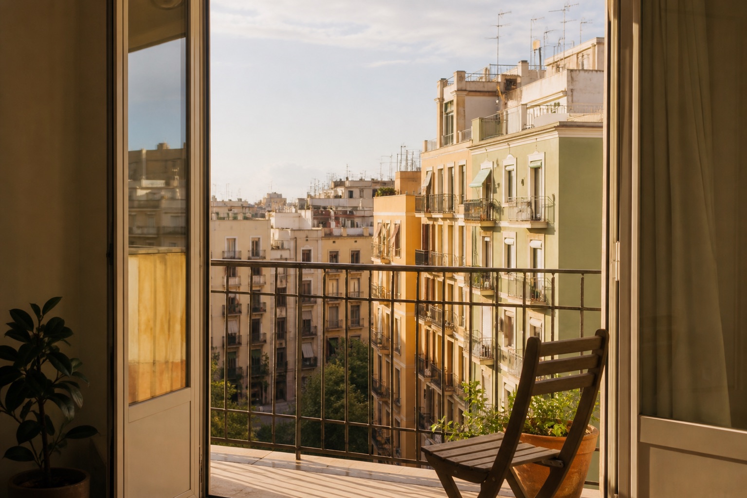 Balcón de un piso con vistas a su entorno urbano